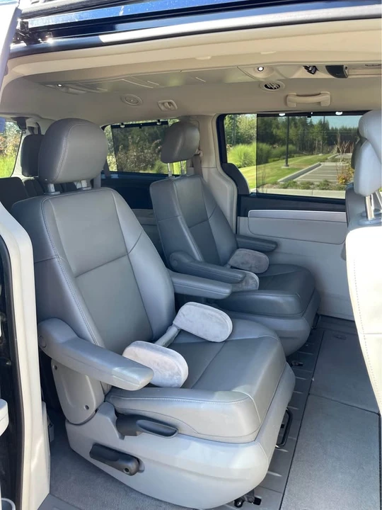 2012 Volkswagen Routan - Image 6 of 19