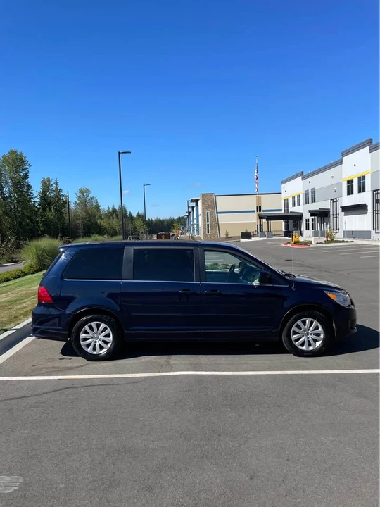 2012 Volkswagen Routan - Image 14 of 19