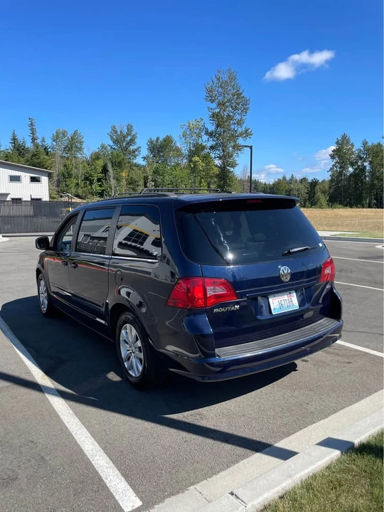 2012 Volkswagen Routan - Image 15 of 19