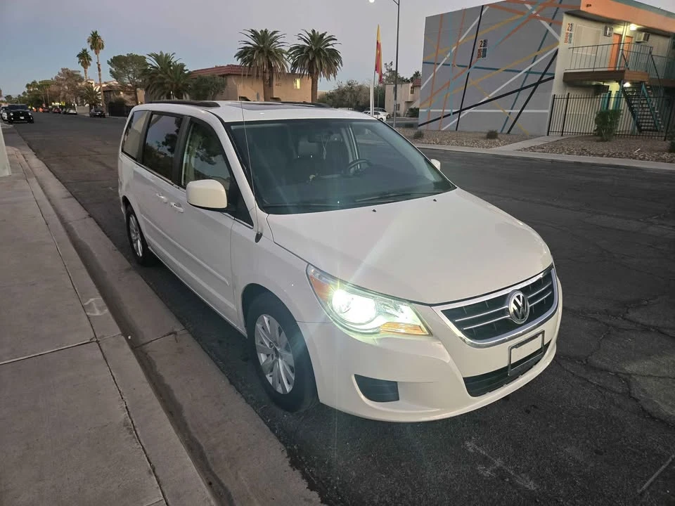 2012 Volkswagen Routan - Image 2 of 9