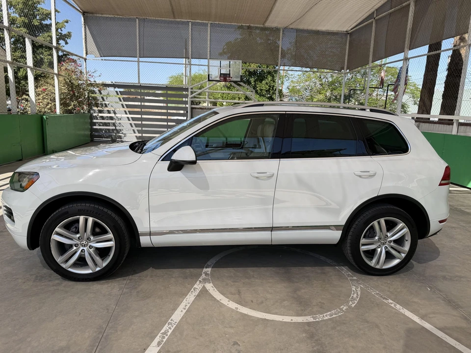 2012 Volkswagen Touareg - Image 8 of 31