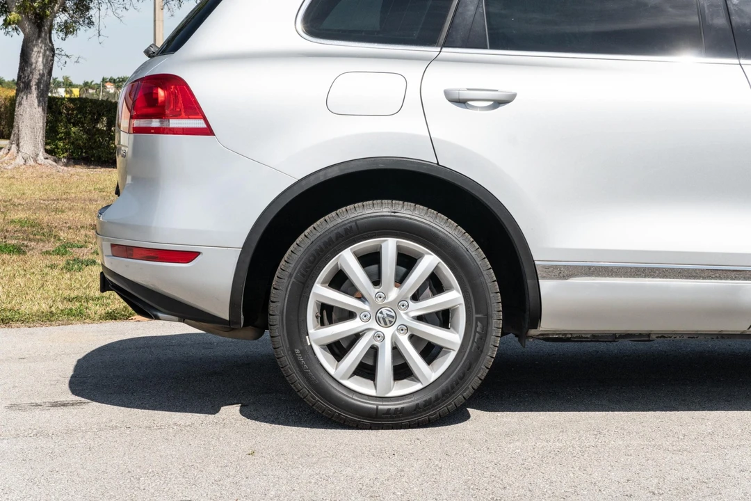 2012 Volkswagen Touareg - Image 22 of 31