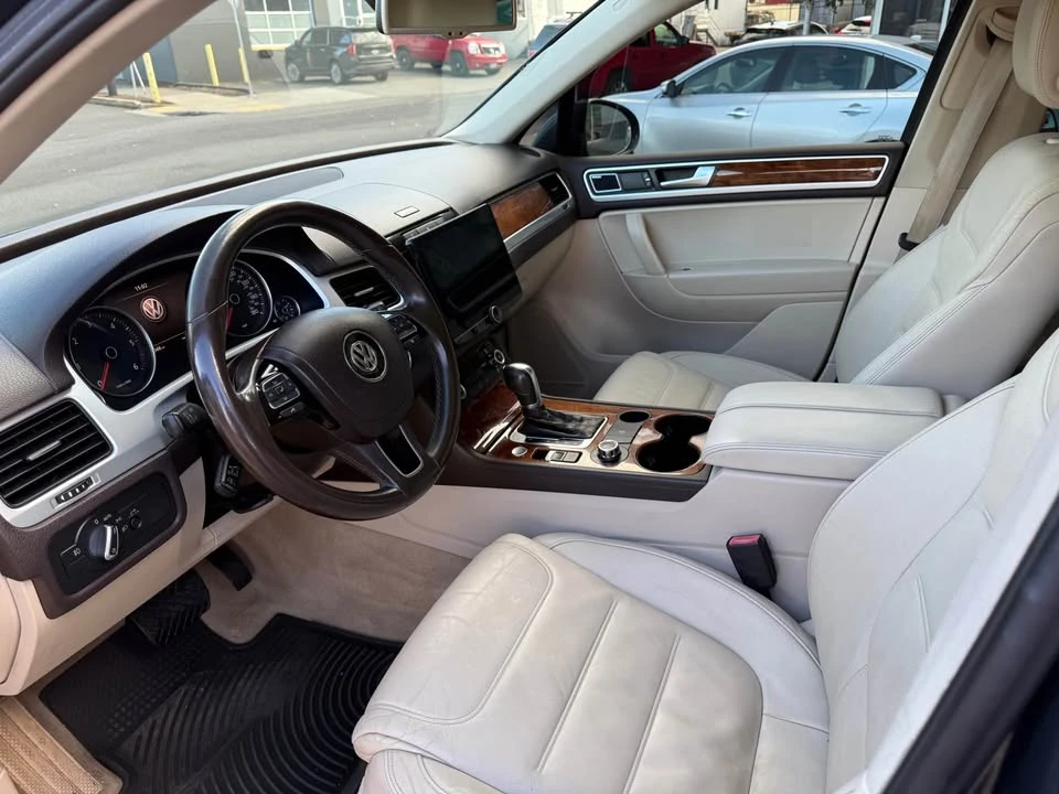 2012 Volkswagen Touareg - Image 10 of 15