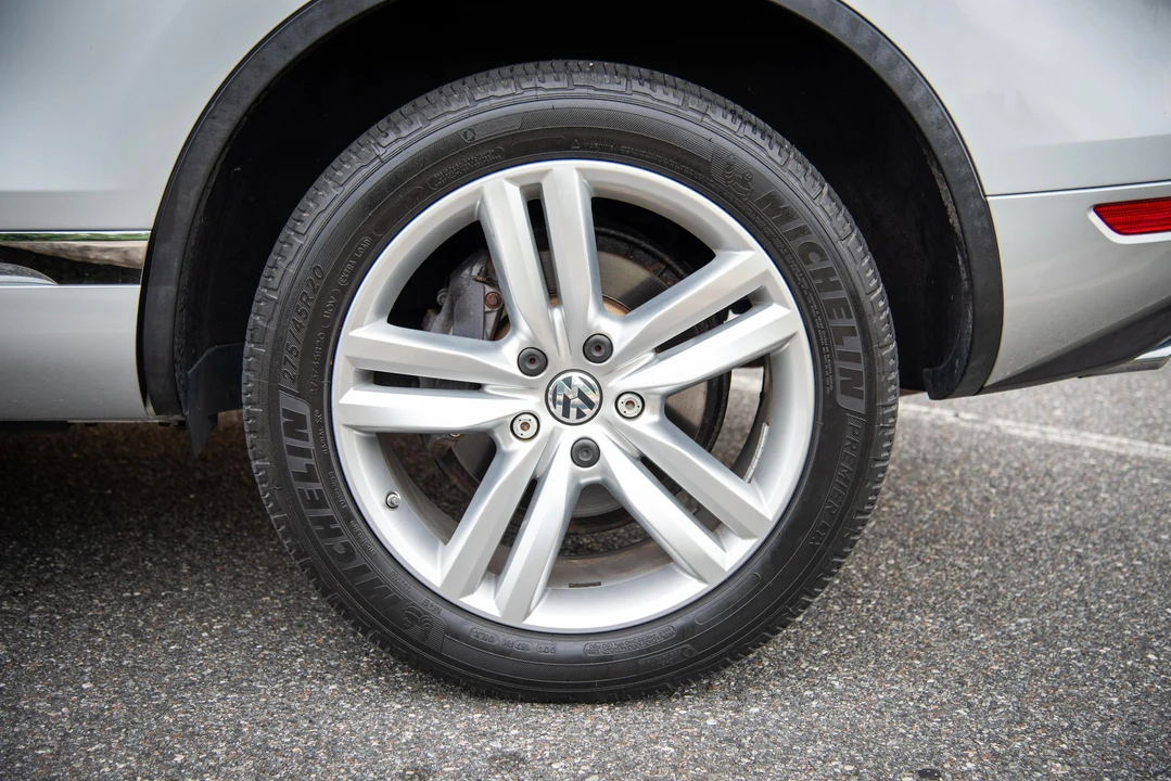 2012 Volkswagen Touareg - Image 19 of 31