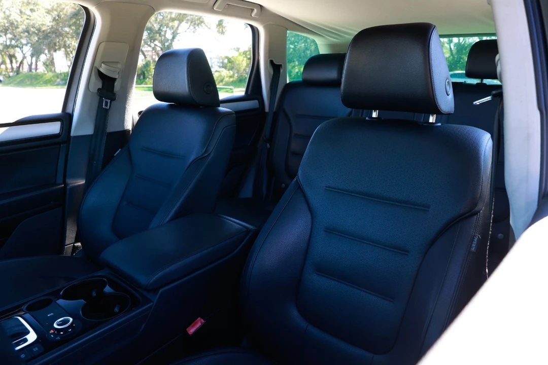 2012 Volkswagen Touareg - Image 6 of 12