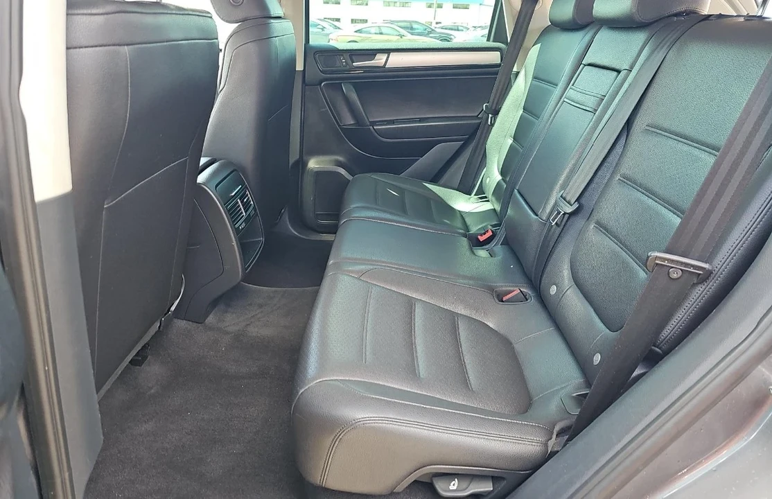 2012 Volkswagen Touareg - Image 11 of 12