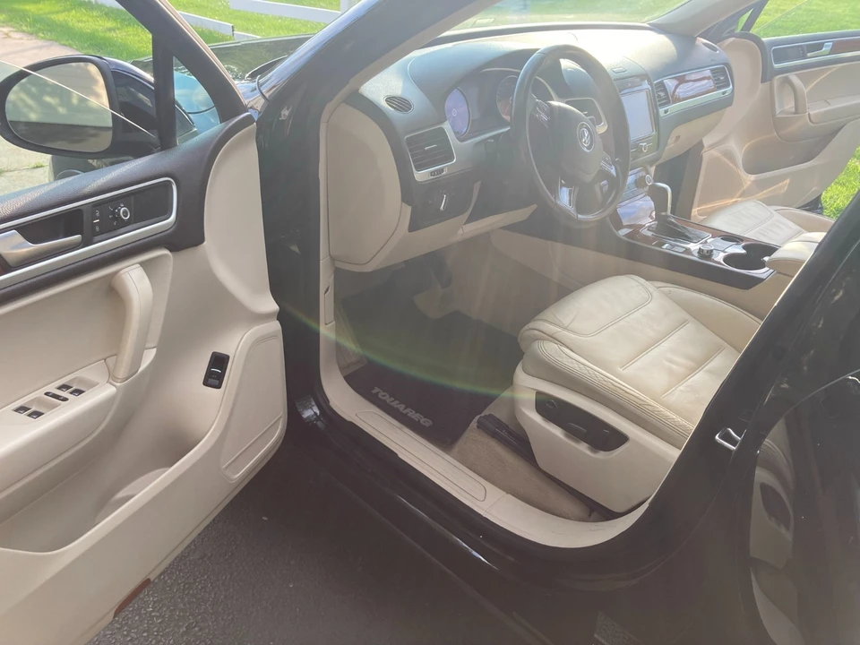 2012 Volkswagen Touareg - Image 10 of 17