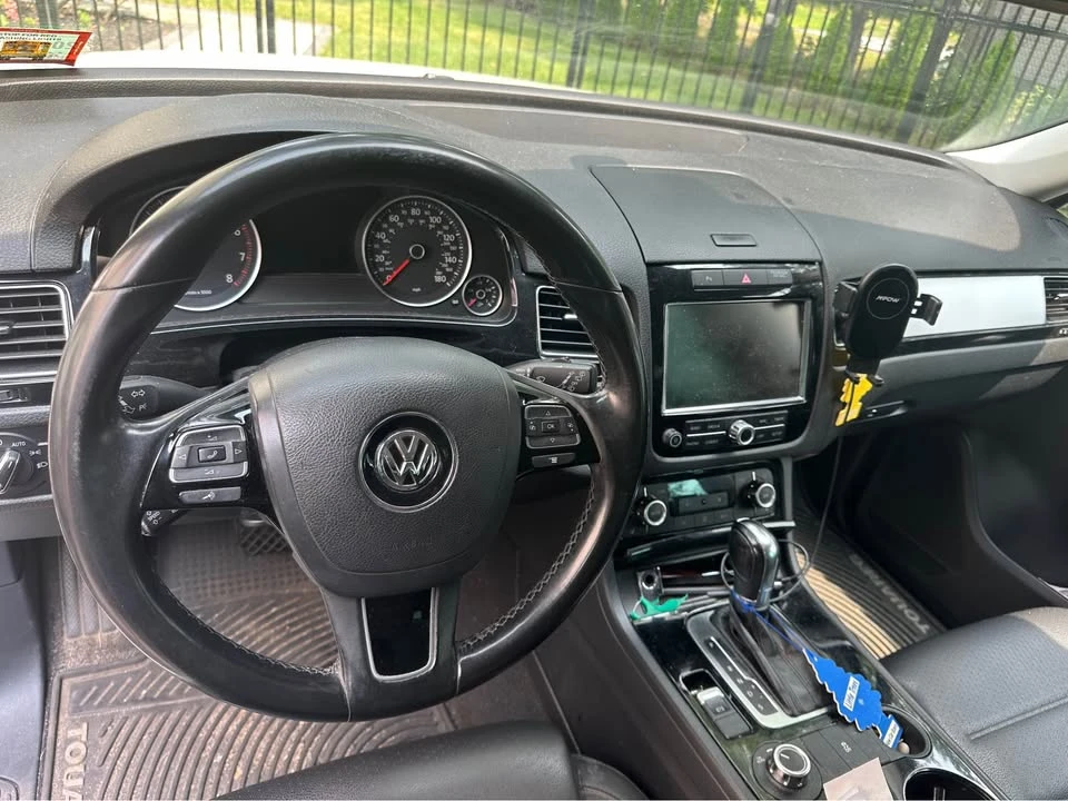2012 Volkswagen Touareg - Image 6 of 10