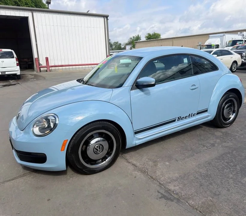 2012 Volkswagen A5 Beetle - Image 2 of 8