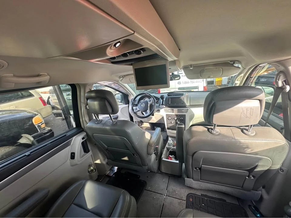 2012 Volkswagen Routan - Image 10 of 12