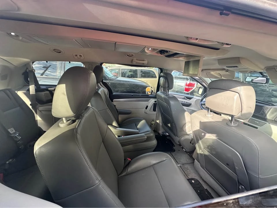 2012 Volkswagen Routan - Image 8 of 12
