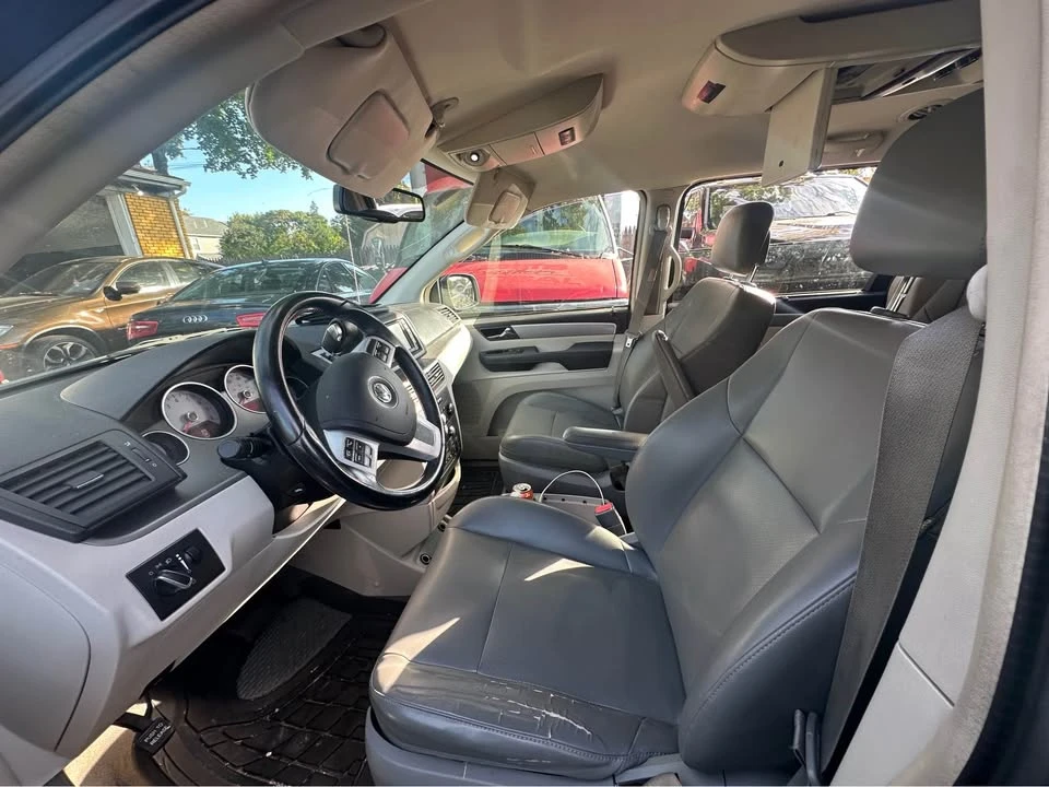 2012 Volkswagen Routan - Image 6 of 12