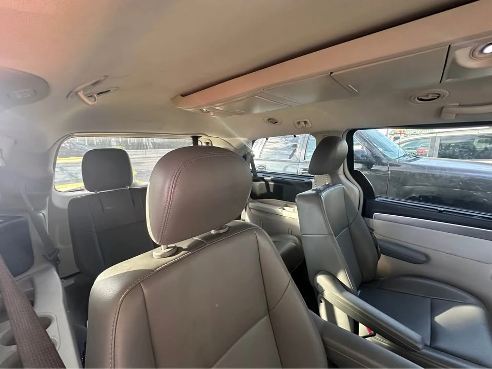 2012 Volkswagen Routan - Image 9 of 12
