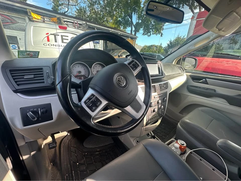 2012 Volkswagen Routan - Image 5 of 12