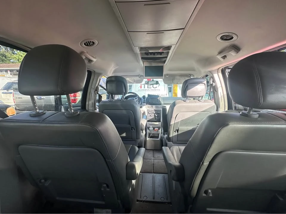 2012 Volkswagen Routan - Image 12 of 12