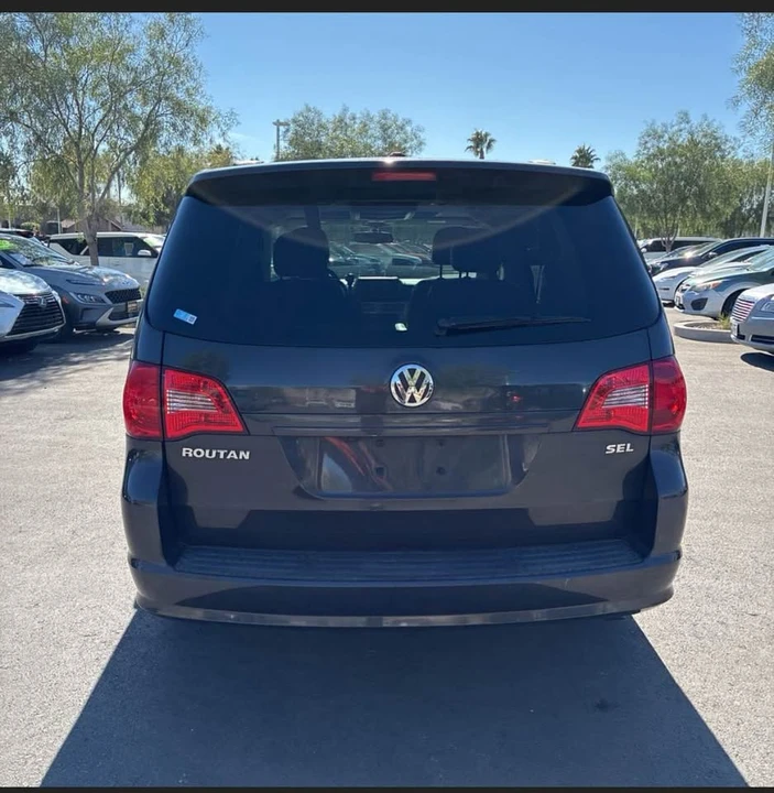 2012 Volkswagen Routan - Image 4 of 9