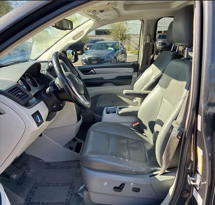 2012 Volkswagen Routan - Image 8 of 9