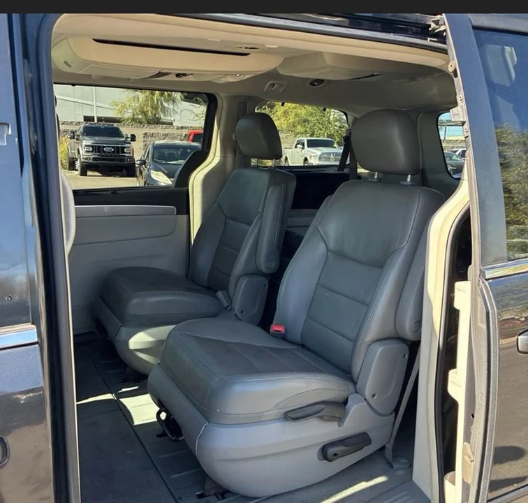 2012 Volkswagen Routan - Image 7 of 9