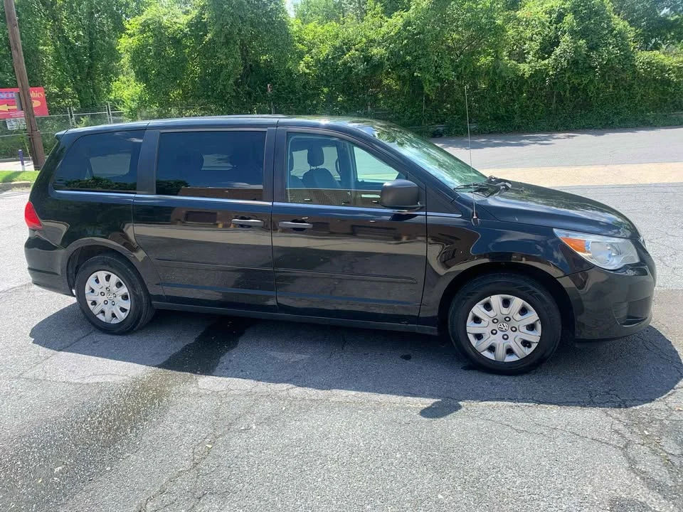 2012 Volkswagen Routan - Image 2 of 6