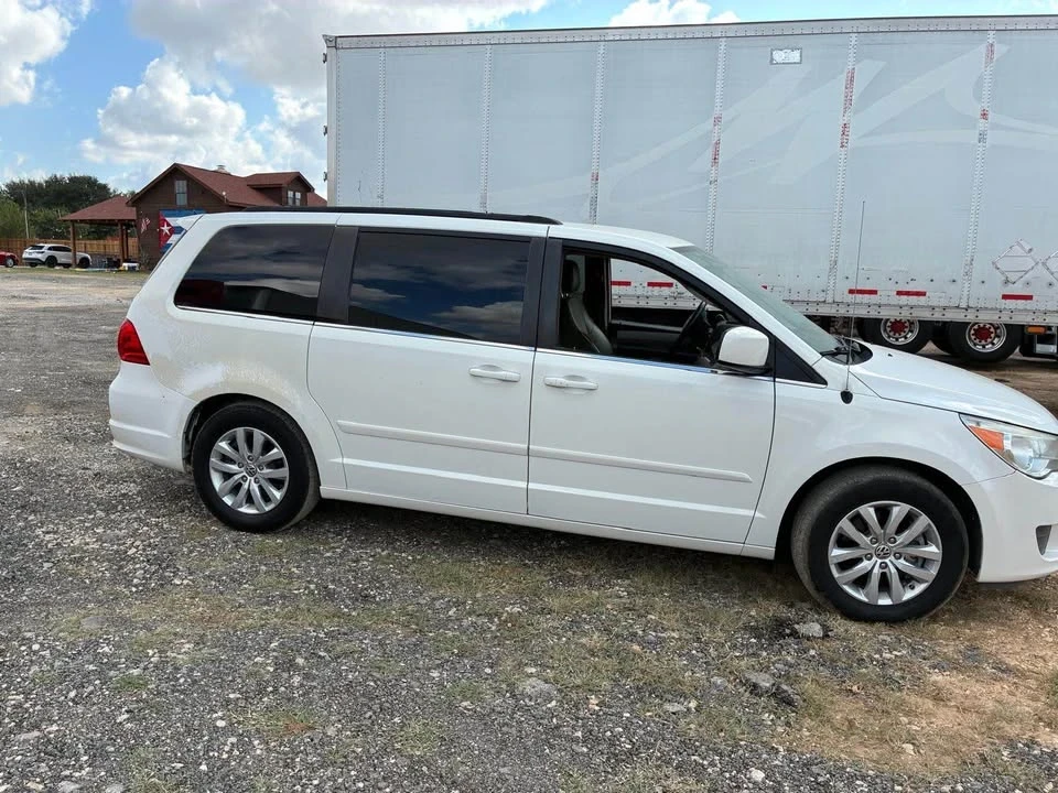 2012 Volkswagen Routan - Image 3 of 3