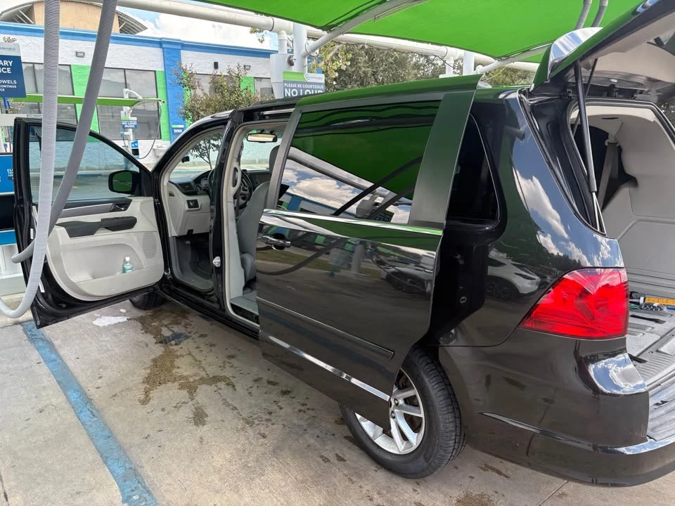2012 Volkswagen Routan - Image 2 of 4