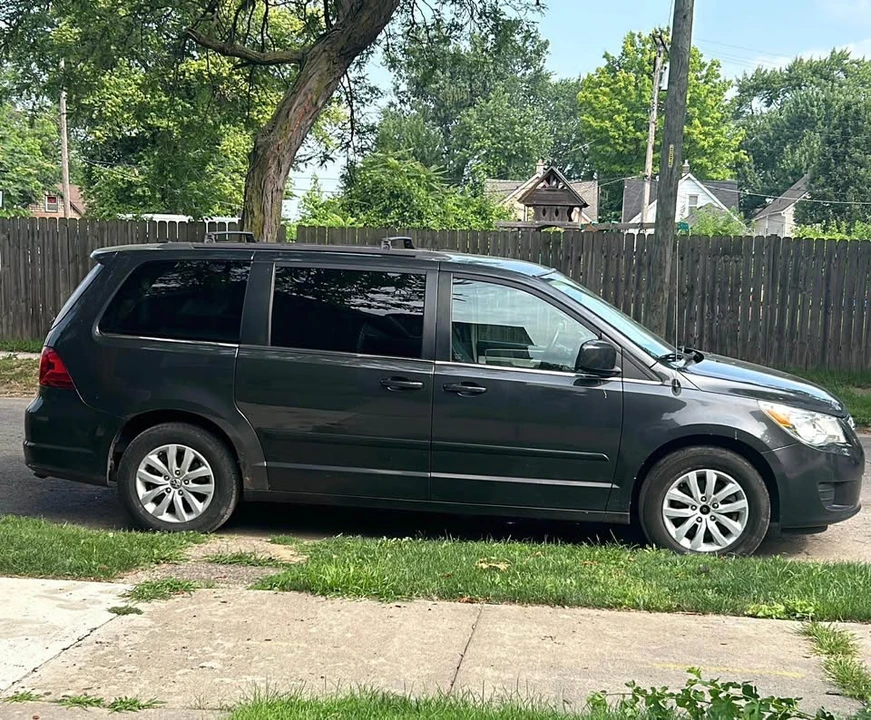 2012 Volkswagen Routan - Image 3 of 15