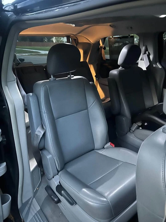 2012 Volkswagen Routan - Image 8 of 15