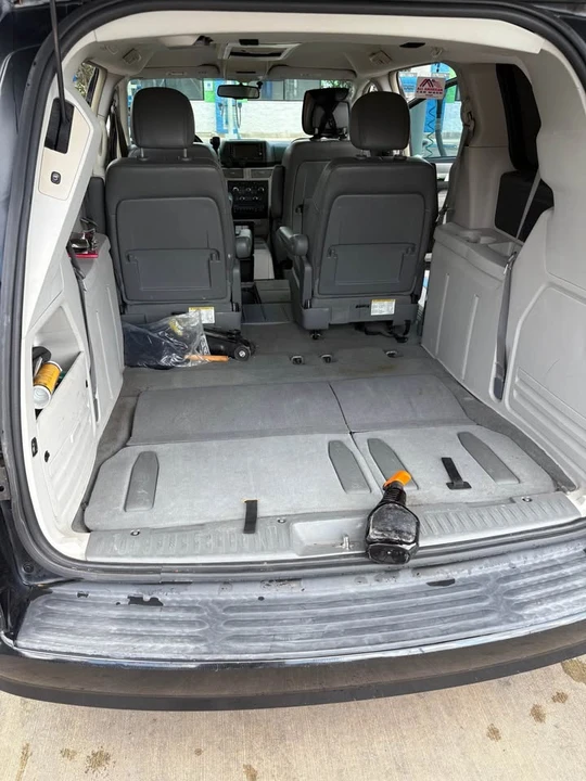 2012 Volkswagen Routan - Image 4 of 4