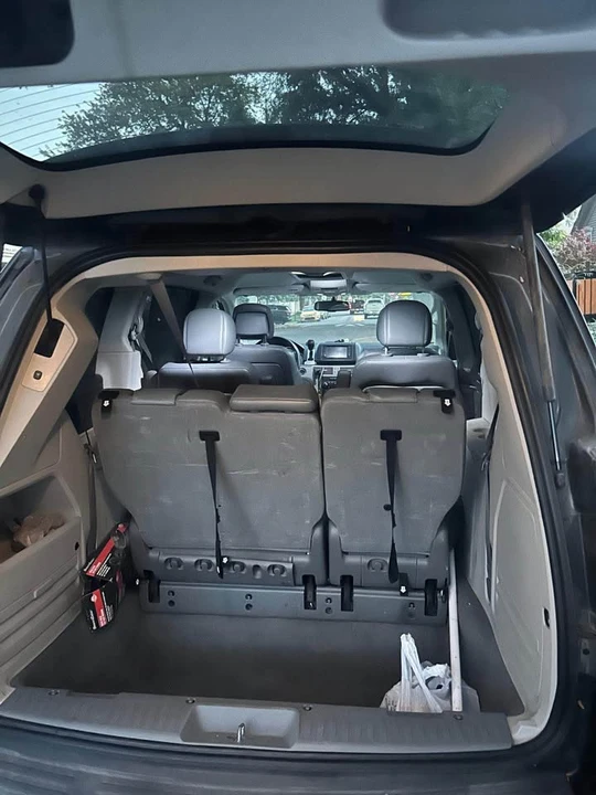 2012 Volkswagen Routan - Image 14 of 15