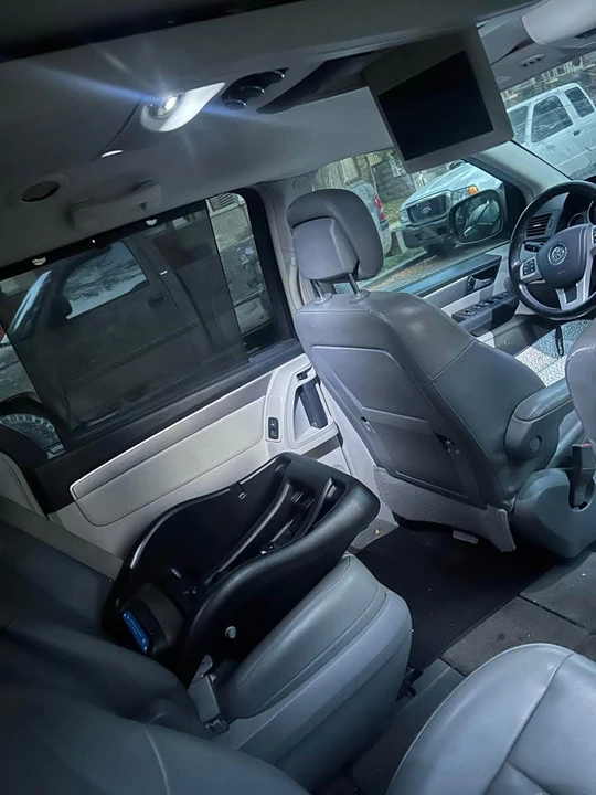 2012 Volkswagen Routan - Image 9 of 15