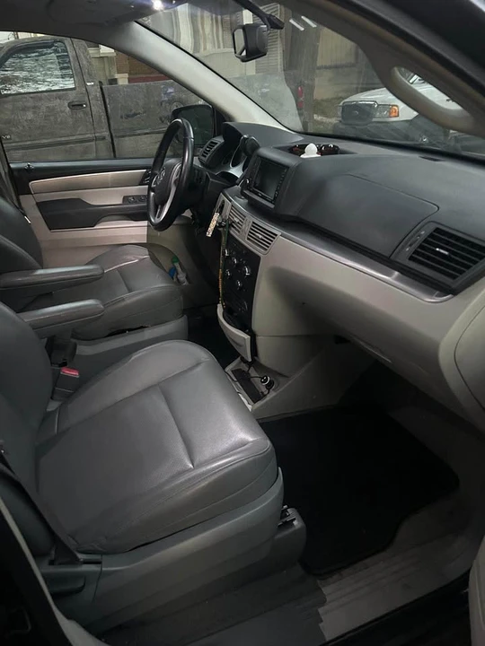2012 Volkswagen Routan - Image 12 of 15