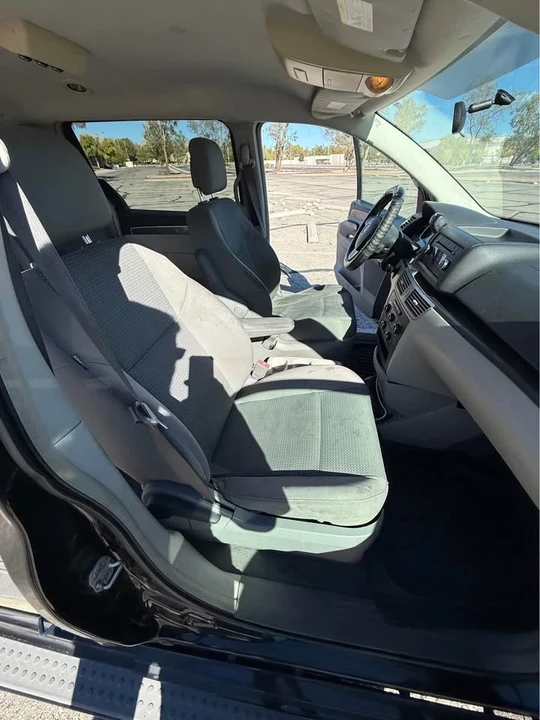 2012 Volkswagen Routan - Image 10 of 10
