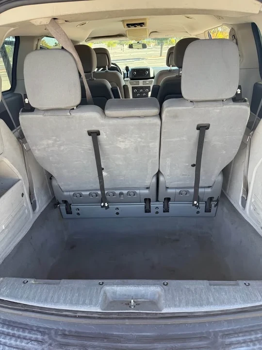 2012 Volkswagen Routan - Image 6 of 10