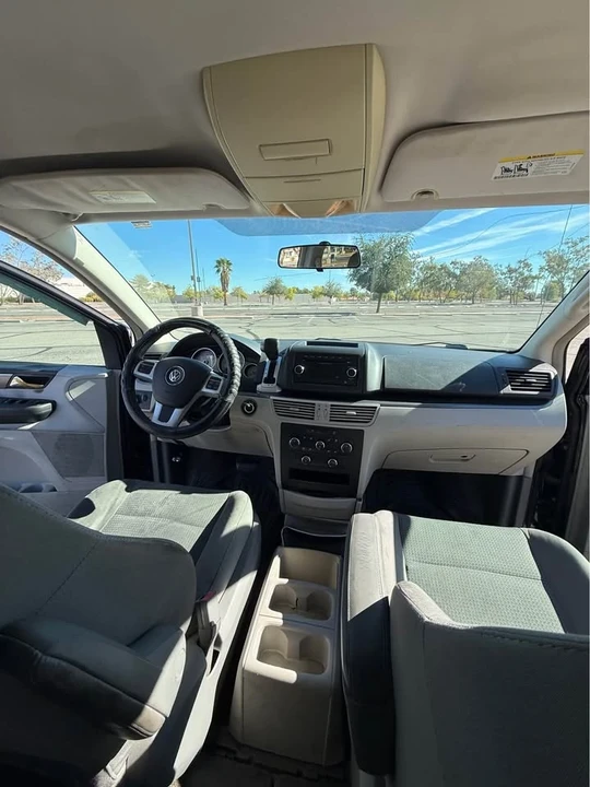 2012 Volkswagen Routan - Image 9 of 10