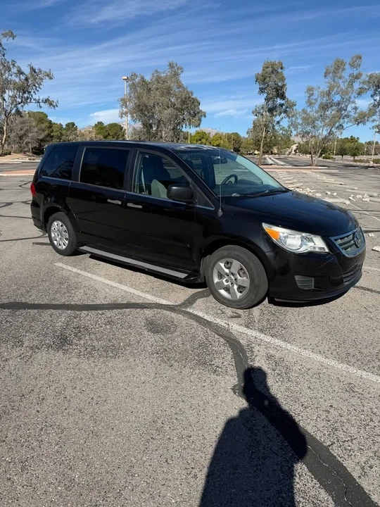 2012 Volkswagen Routan - Image 4 of 10