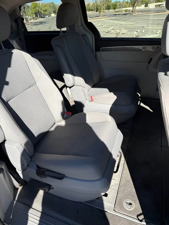 2012 Volkswagen Routan - Image 7 of 10