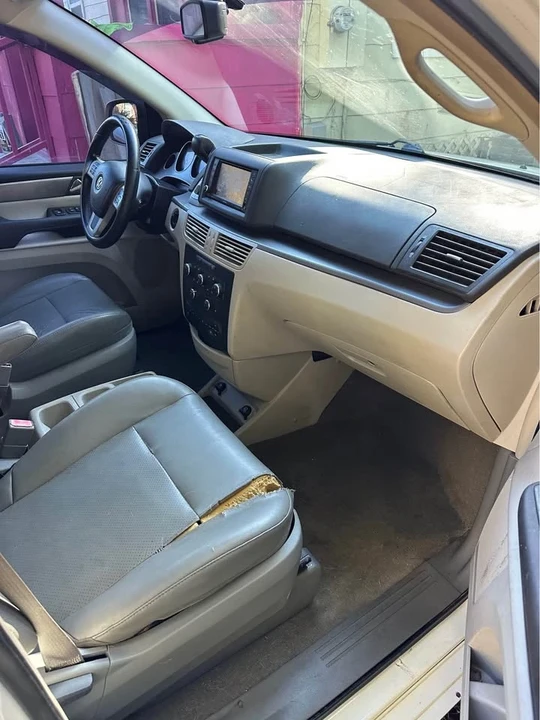 2012 Volkswagen Routan - Image 2 of 15