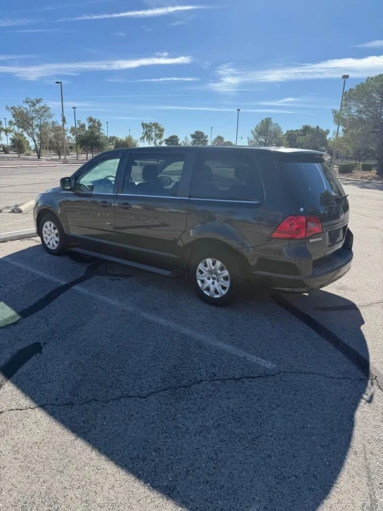 2012 Volkswagen Routan - Image 2 of 10