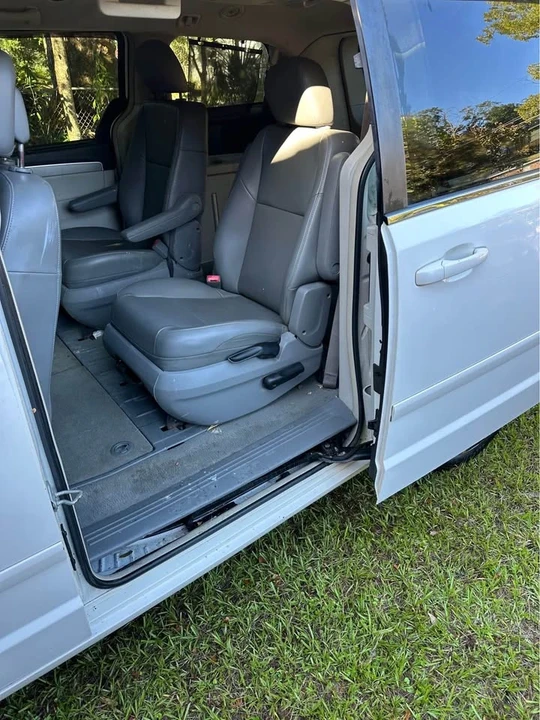 2012 Volkswagen Routan - Image 12 of 15
