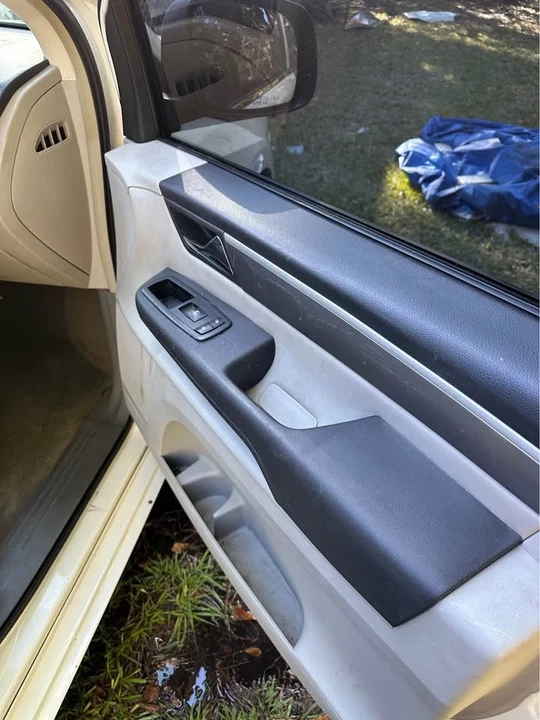 2012 Volkswagen Routan - Image 4 of 15