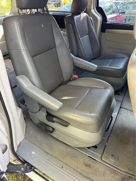 2012 Volkswagen Routan - Image 3 of 15