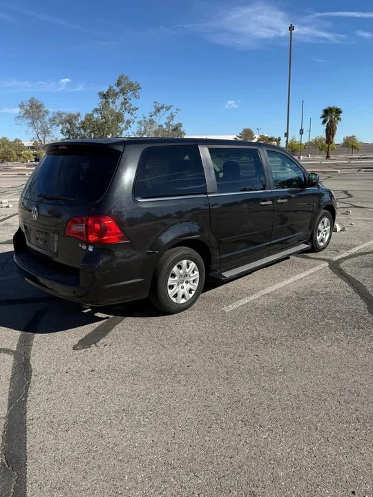 2012 Volkswagen Routan - Image 3 of 10