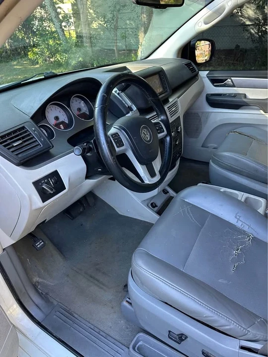 2012 Volkswagen Routan - Image 13 of 15