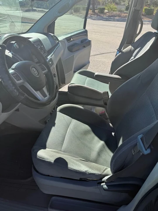 2012 Volkswagen Routan - Image 5 of 10