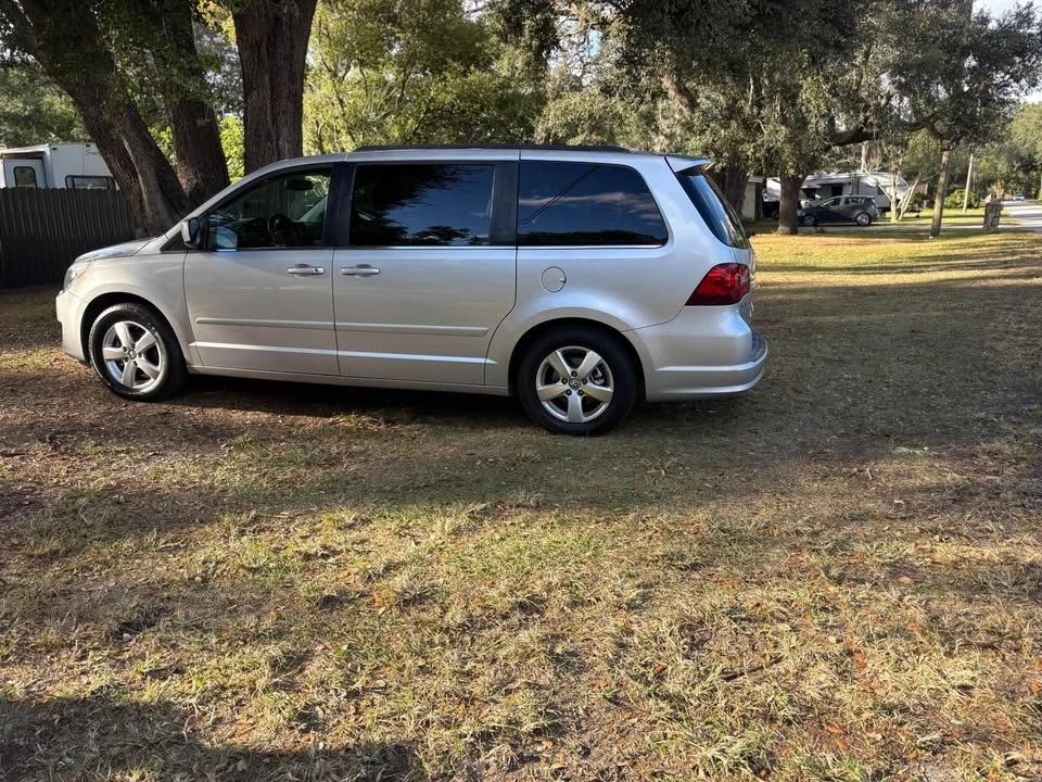 2012 Volkswagen Routan - Image 6 of 12