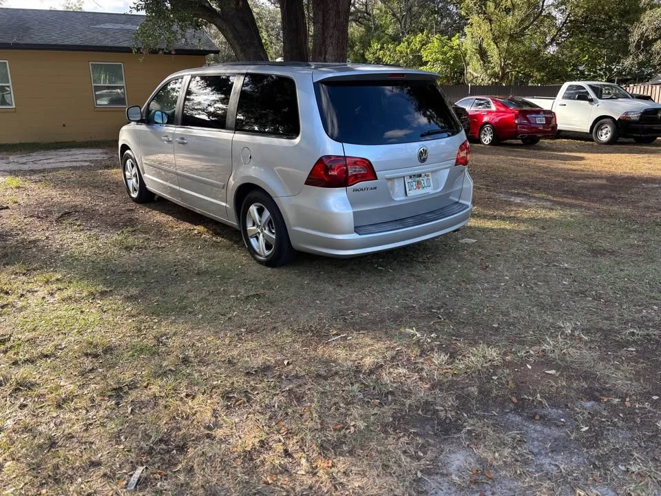 2012 Volkswagen Routan - Image 2 of 12