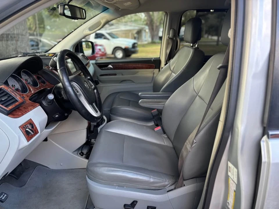 2012 Volkswagen Routan - Image 5 of 12