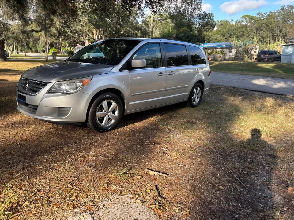 2012 Volkswagen Routan - Image 4 of 12