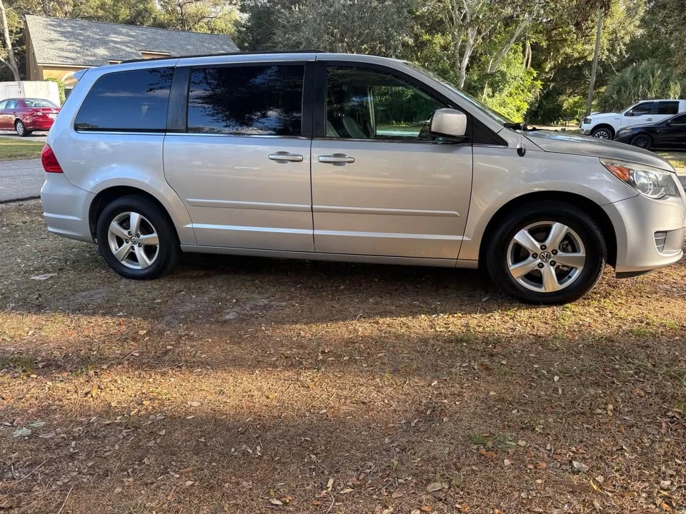 2012 Volkswagen Routan - Image 9 of 12