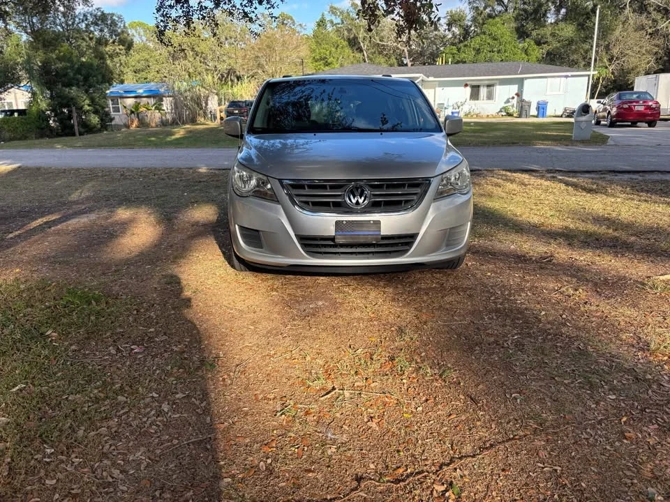 2012 Volkswagen Routan - Image 8 of 12